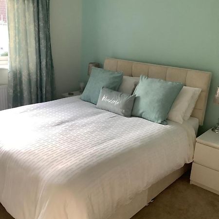 Private Room, Shared Bathroom With One Other, Tea And Coffee Making Facilities, Mini Fridge And Hairdryer, King Sized Bed With Help Yourself Continental Breakfast In Secluded Modern Property With Parking Bournemouth Exterior photo