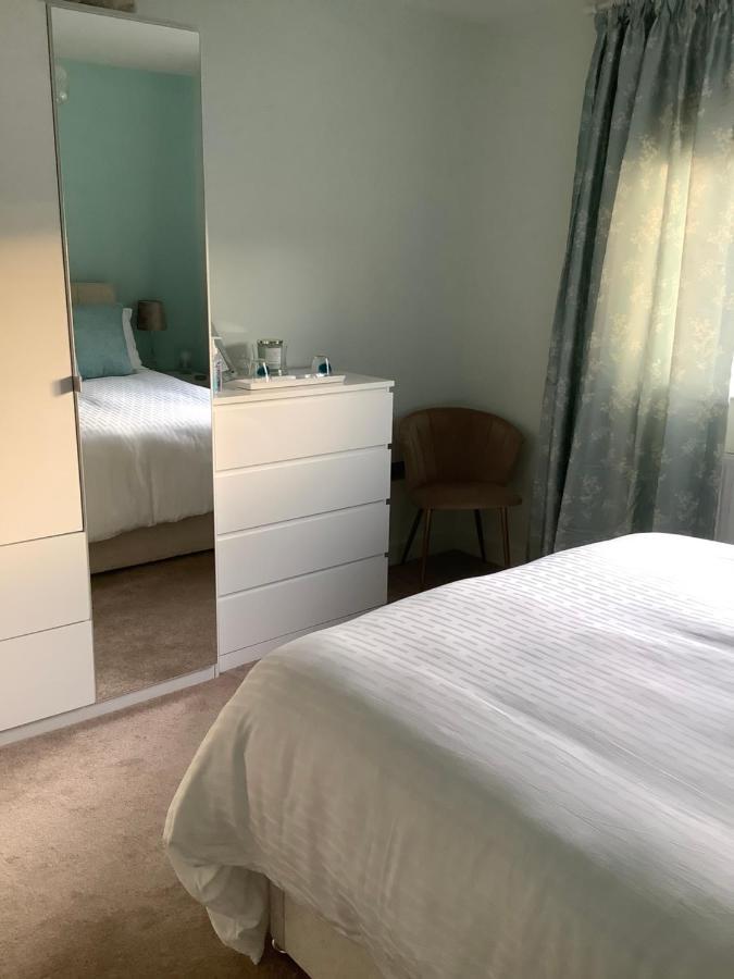 Private Room, Shared Bathroom With One Other, Tea And Coffee Making Facilities, Mini Fridge And Hairdryer, King Sized Bed With Help Yourself Continental Breakfast In Secluded Modern Property With Parking Bournemouth Exterior photo