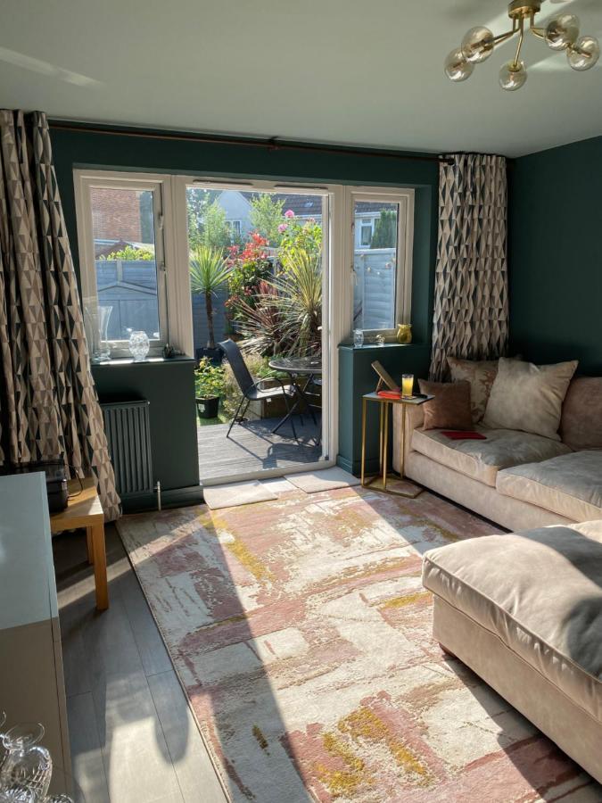 Private Room, Shared Bathroom With One Other, Tea And Coffee Making Facilities, Mini Fridge And Hairdryer, King Sized Bed With Help Yourself Continental Breakfast In Secluded Modern Property With Parking Bournemouth Exterior photo