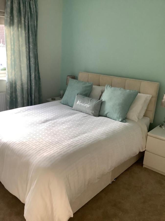 Private Room, Shared Bathroom With One Other, Tea And Coffee Making Facilities, Mini Fridge And Hairdryer, King Sized Bed With Help Yourself Continental Breakfast In Secluded Modern Property With Parking Bournemouth Exterior photo