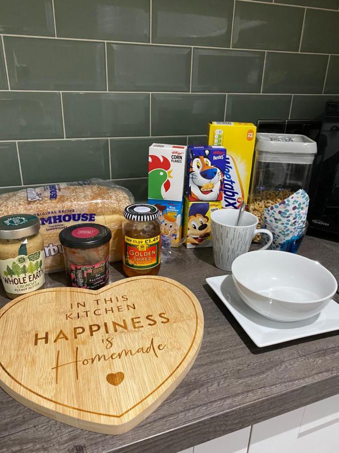 Private Room, Shared Bathroom With One Other, Tea And Coffee Making Facilities, Mini Fridge And Hairdryer, King Sized Bed With Help Yourself Continental Breakfast In Secluded Modern Property With Parking Bournemouth Exterior photo