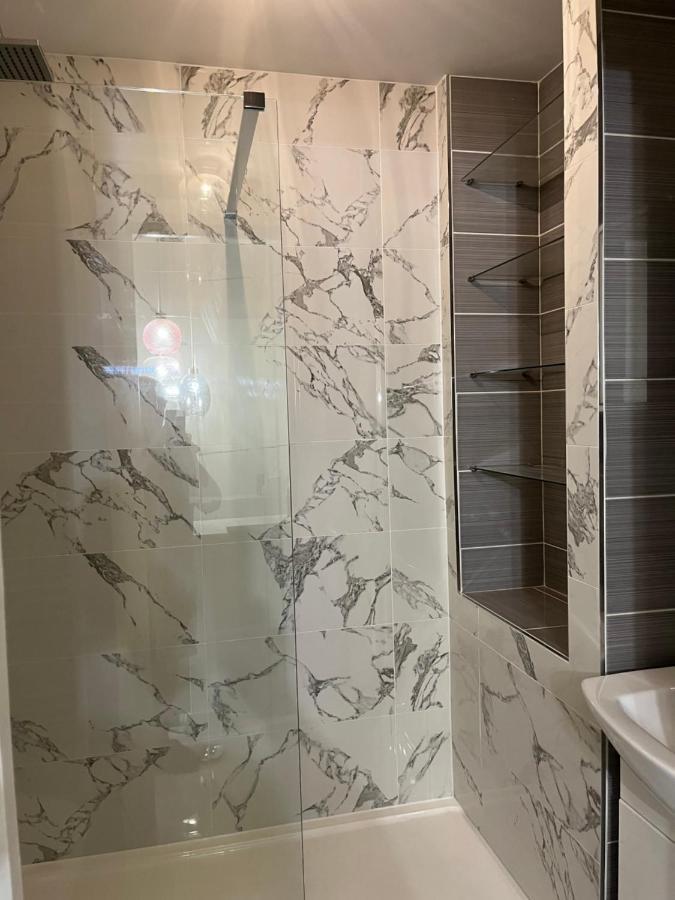 Private Room, Shared Bathroom With One Other, Tea And Coffee Making Facilities, Mini Fridge And Hairdryer, King Sized Bed With Help Yourself Continental Breakfast In Secluded Modern Property With Parking Bournemouth Exterior photo